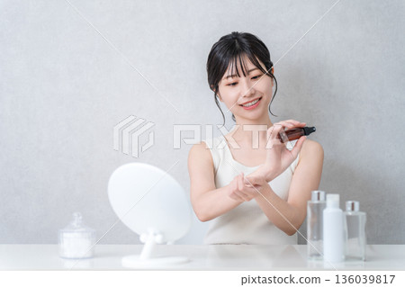年輕亞洲女性塗抹香水，香氛 136039817