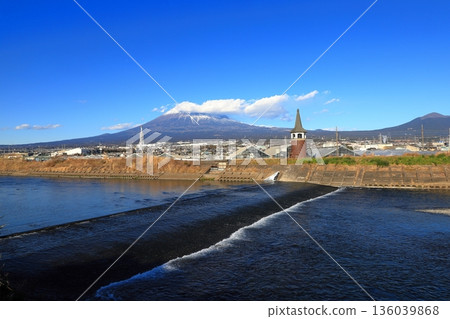 從烏魯伊河眺望富士山 136039868