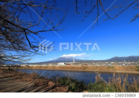 從烏魯伊河眺望富士山 136039869