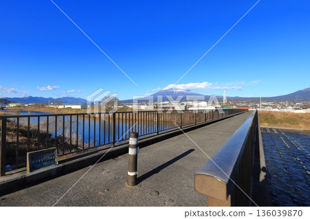 從烏魯伊河眺望富士山 從烏魯伊河眺望富士山 136039870