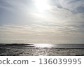 午後海岸和地平線 136039995