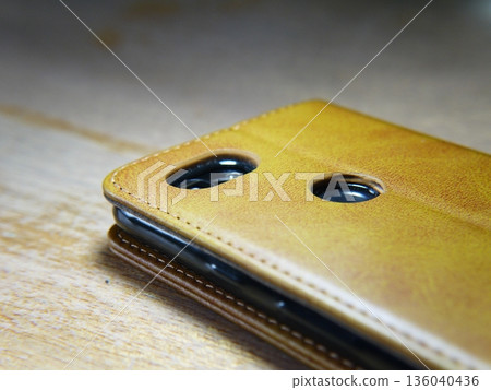 智慧型手機裝在手機殼裡 136040436