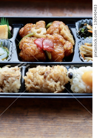 日式外帶便當，內含糖醋雞和三種米飯 136040483