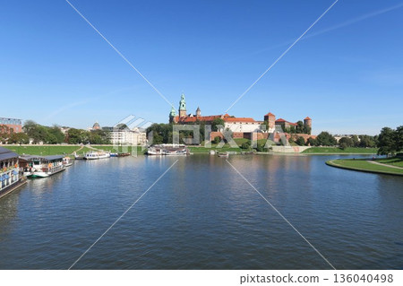 從克拉科夫的維斯瓦河上看到的瓦維爾城堡 從克拉科夫的維斯瓦河上看到的瓦維爾城堡 136040498