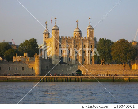 Tower of London illuminated by the setting sun Tower of London illuminated by the setting sun 136040501