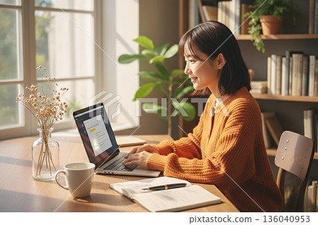 在光線明亮的房間裡進行線上學習和遠距辦公 136040953