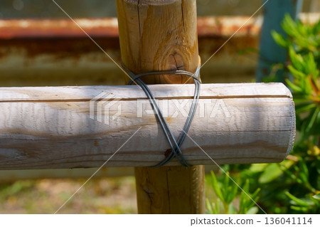 Wire to secure the splint 136041114