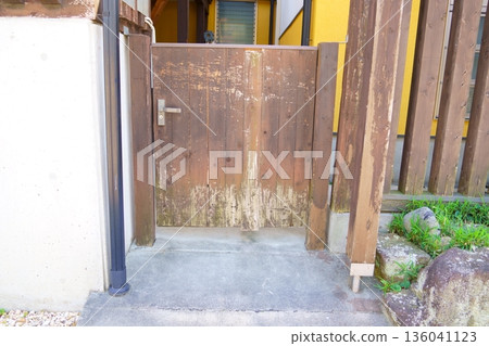 Old wooden door 136041123