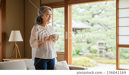 幾位五、六十歲的中年婦女在老房子裡的日式房間放鬆身心。 136041169