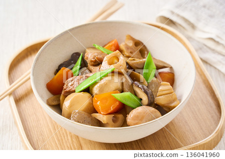 築前燉雞和根莖類蔬菜（一道豐盛的燉菜） 136041960