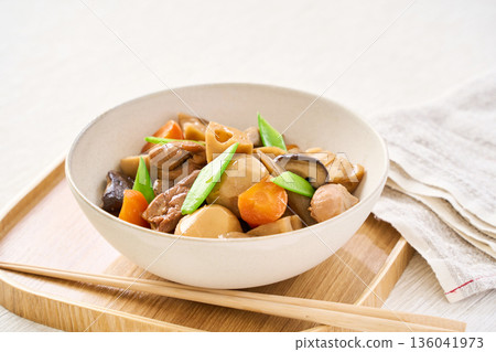 築前燉雞和根莖類蔬菜（一道豐盛的燉菜） 136041973