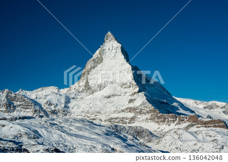 白雪皚皚的馬特洪峰和蔚藍的天空。瑞士瓦萊州採爾馬特 136042048
