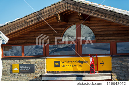 瑞士瓦萊州採爾馬特里弗爾貝格車站的雪橇歸還黃色標誌 136042052
