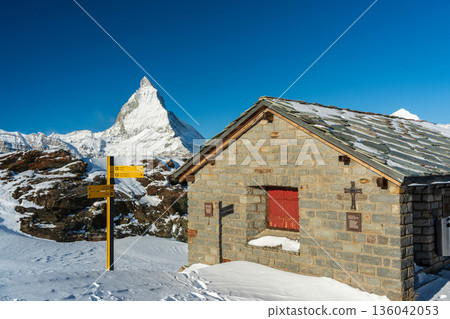 從瑞士瓦萊州採爾馬特眺望羅滕博登火車站和馬特洪峰 136042053