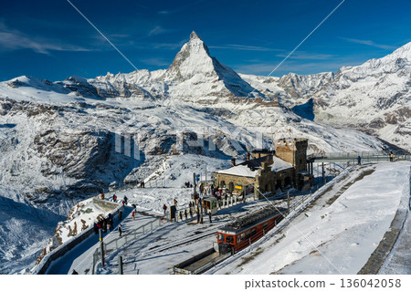 馬特洪峰和紅山鐵路，採爾馬特，瓦萊州，瑞士 136042058