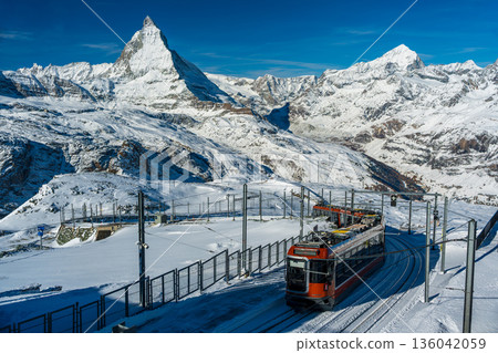 紅色戈爾內格拉特鐵路列車和馬特洪峰，採爾馬特，瓦萊州，瑞士 136042059