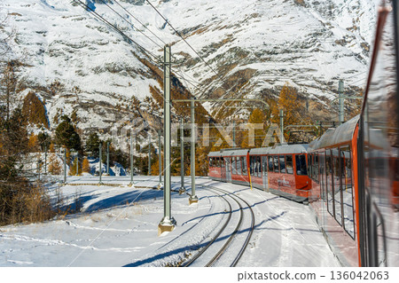 戈爾納格拉特鐵路列車穿梭於白雪皚皚的阿爾卑斯山美景之中。 136042063