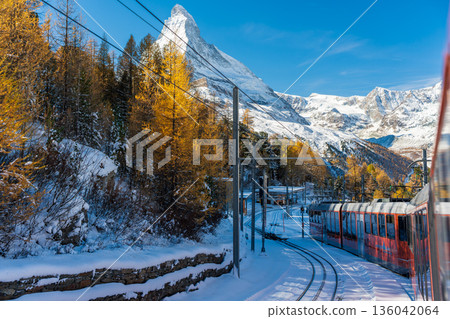 戈爾納格拉特鐵路列車穿梭於白雪皚皚的阿爾卑斯山美景之中。 136042064
