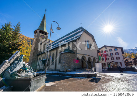 瑞士瓦萊州採爾馬特聖莫里圖斯教區教堂的外觀和塔樓 136042069