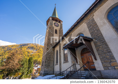 瑞士瓦萊州採爾馬特聖莫里圖斯教堂的外觀和塔樓 136042070