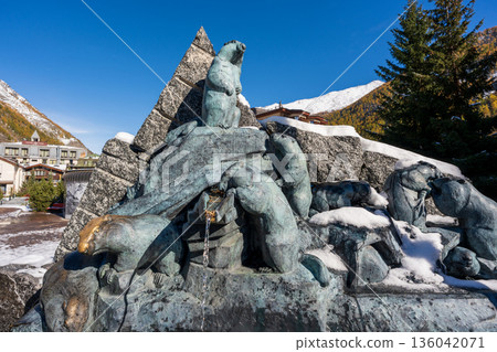 Marmot fountain and bronze statue in the village center, Zermatt, Valais, Switzerland Marmot fountain and bronze statue in the village center, Zermatt, Valais, Switzerland 136042071