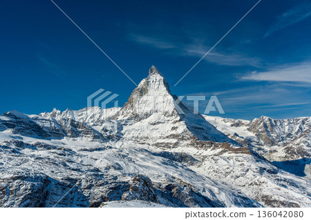 白雪皚皚的馬特洪峰和蔚藍的天空。瑞士瓦萊州採爾馬特 136042080