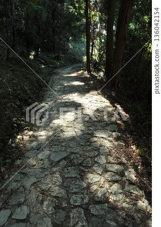 圍繞山路 圍繞山路 136042154