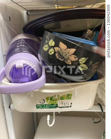 雜亂無章的廚房收納抽屜和塞得滿滿噹噹的收納盒 136042800