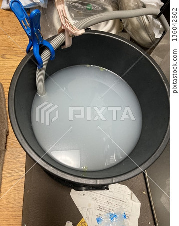 一個用來裝洗碗機餐具的桶 一個用來裝洗碗機餐具的桶 136042802