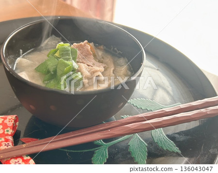 湯裡放了很多食材,熱氣騰騰,燉得熱氣騰騰。 湯裡放了很多食材,熱氣騰騰,燉得熱氣騰騰。 136043047