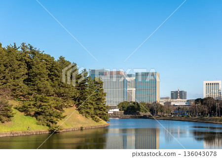 遠眺皇宮護城河與商業區建築 136043078