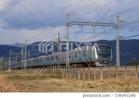 小田急5000系列車在冬季的鄉間穿梭 小田急5000系列車在冬季的鄉間穿梭 136043266
