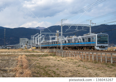 小田急3000系列車在冬季的鄉間穿梭 小田急3000系列車在冬季的鄉間穿梭 136043267