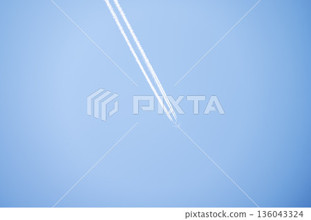 一道飛機尾跡筆直橫貫藍天。藍天，春日的天空。 [東京] 136043324