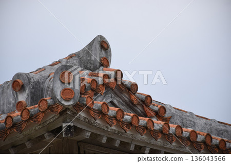 沖繩的紅色屋頂瓦屋頂 136043566