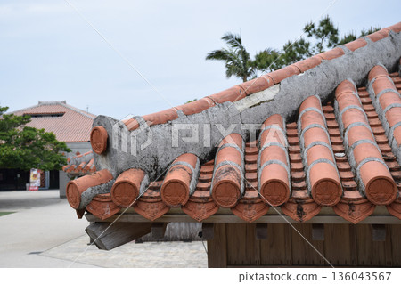 沖繩的紅色屋頂瓦屋頂 136043567