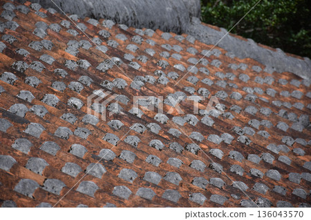 沖繩的紅色屋頂瓦屋頂 136043570