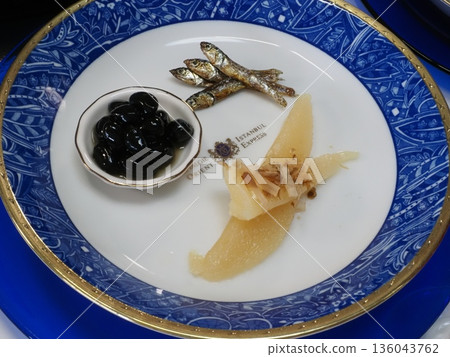 三道慶祝菜餚，妻子做的家常菜，在家吃的晚餐，幸福的一家人 136043762