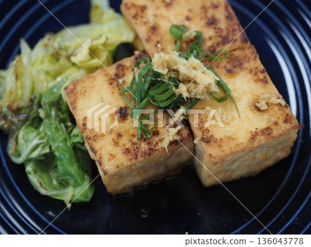烤豆腐,妻子做的家常菜,在家吃晚餐,幸福的家庭 烤豆腐,妻子做的家常菜,在家吃晚餐,幸福的家庭 136043778