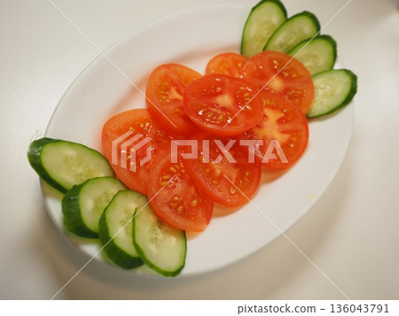 番茄沙拉，老婆做的家常飯菜，在家享用的晚餐，幸福的一家人 136043791
