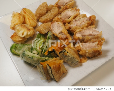 各種油炸食品、妻子做的家常菜、在家吃的晚餐、幸福的家庭 各種油炸食品、妻子做的家常菜、在家吃的晚餐、幸福的家庭 136043793