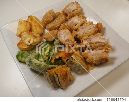 炸雞排,老婆的家常菜,在家享用的晚餐,幸福的一家人 炸雞排,老婆的家常菜,在家享用的晚餐,幸福的一家人 136043794