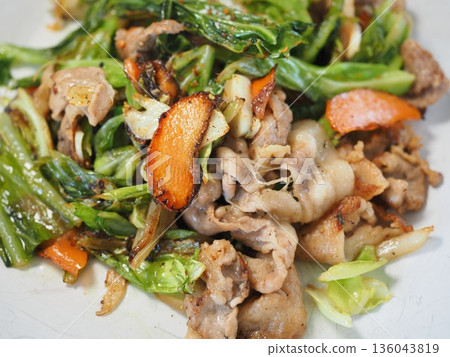 Stir-fried vegetables, wife's home-cooked food, dinner at home, happy family Stir-fried vegetables, wife's home-cooked food, dinner at home, happy family 136043819