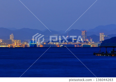 藍調時刻的廣島市燈火輝煌 136044263