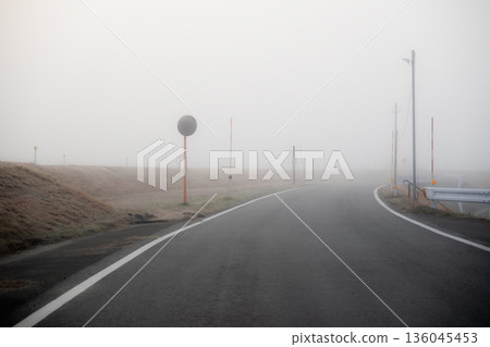 Residential roads in dense fog: Curves with poor visibility and snow poles 136045453