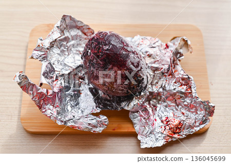 烤甜菜和冷凍甜菜 136045699