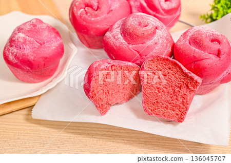 亮粉紅甜菜根麵包 136045707