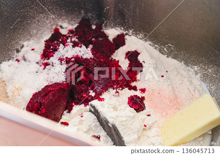 麵包機製作甜菜根麵團的配料 136045713