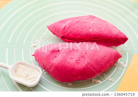 分割後的甜菜麵團 136045719