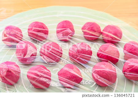 甜菜根麵包麵團醒發前 136045721